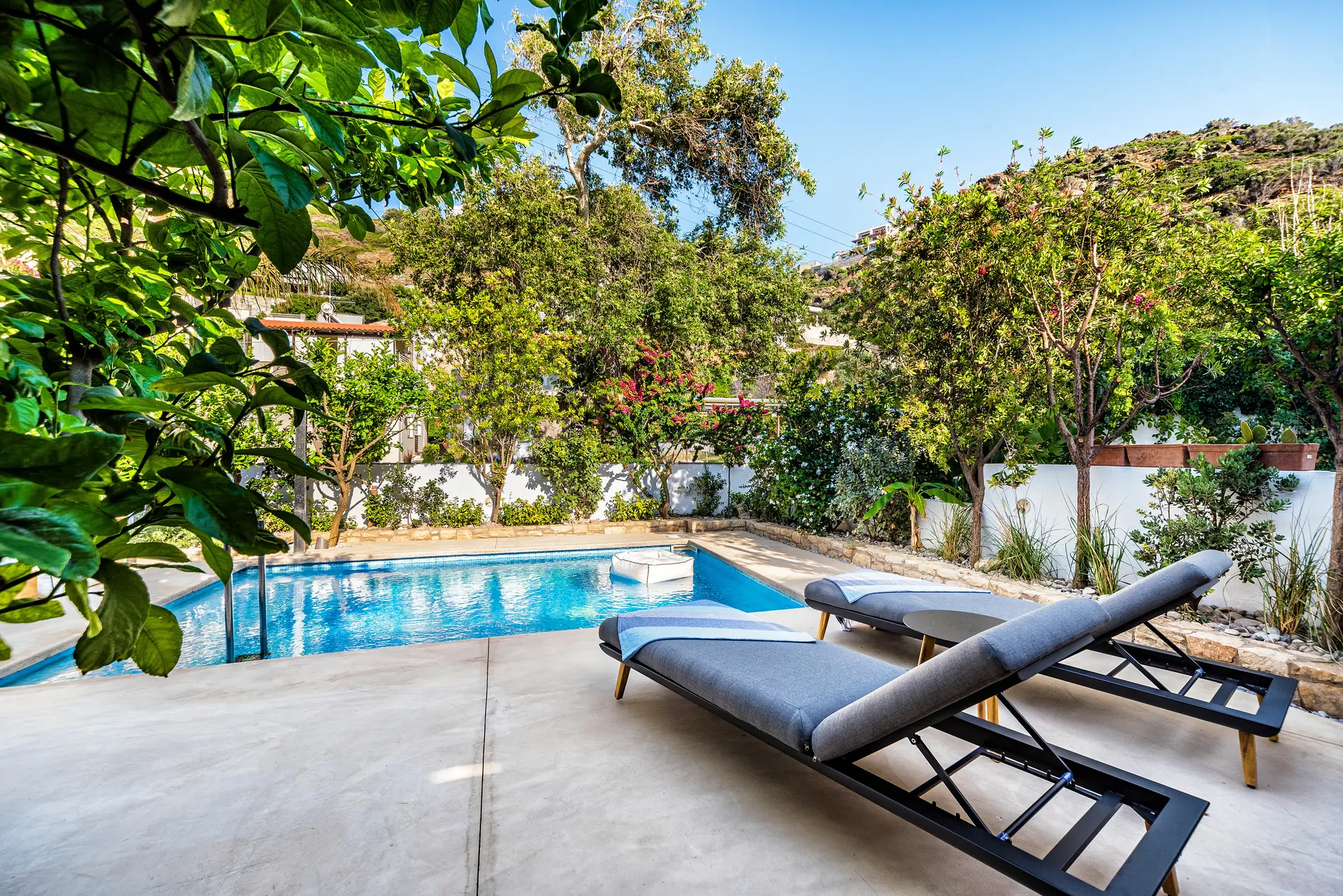Villa avec piscine dans un jardin méditerranéen